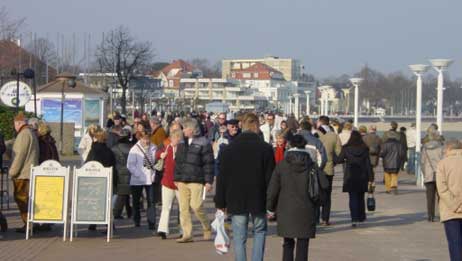 Die Strandpromenade war wie im Sommer voller Gäste. Foto: WOLFGANG MOEBIUS