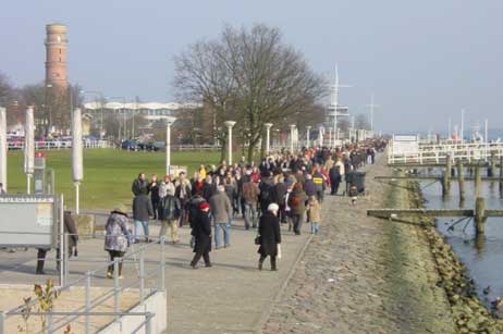 Die Travepromenade war ebenfalls voller Menschen. Foto: WOLFGANG MOEBIUS