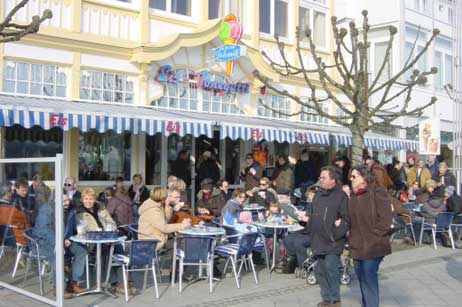 »Eis Tonegutti« hat wieder geöffnet und war sofort gut besucht. Foto: WOLFGANG MOEBIUS