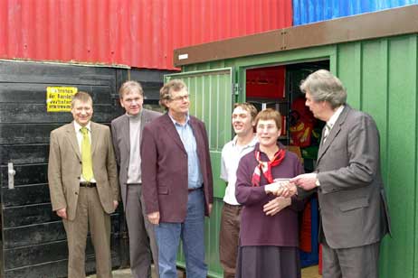 Freuen sich über die gelungene Neu-Anschaffung: Bernhard Rogge (Lions), Michael Martens (Lions), Dieter Beckmann (Lions), Marcus Runge (Leiter Haus der Jugend), Brigitte Braasch (Haus der Jugend) und Eckhard Durst (Präsident Lions). Foto: KARL ERHARD VÖGELE 