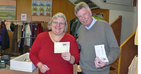Starten die Briefmarken-Sammelaktion jetzt auch in Travemünde: Margrit Krüger und Peter Tegtmeyer. Foto: KARL ERHARD VÖGELE