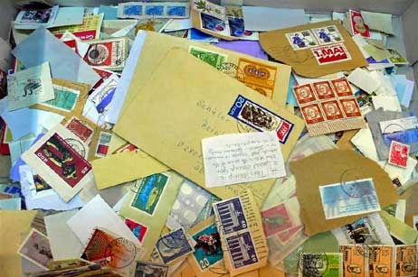 Bunt gemischt: Alles, was an Briefmarken »über« ist, verhilft den Menschen in Bethel zu einer Arbeit. Foto: KARL ERHARD VÖGELE