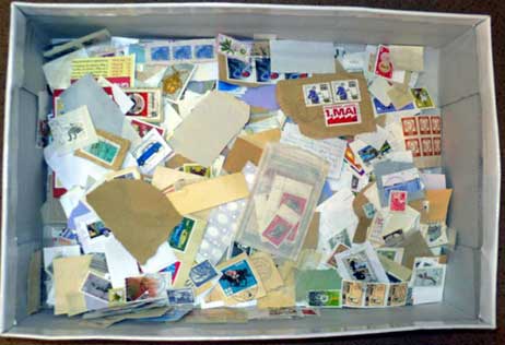 Noch viele Kartons mit Briefmarken sollen gefüllt werden und dann auf die Reise nach Bethel gehen. Foto: KARL ERHARD VÖGELE