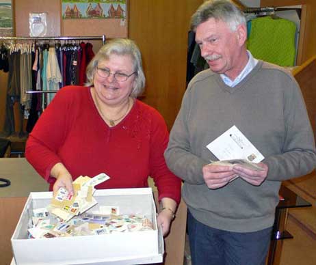 Egal ob gestempelt oder nicht, egal aus welchem Land: Jede Marke hilft. Margrit Krüger und Peter Tegtmeyer freuen sich über jede Marke. Foto: KARL ERAHRD VÖGELE