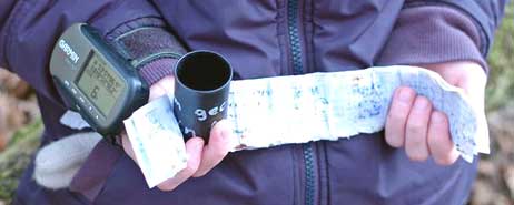 Entdeckt! Mit dem GPS am Handgelenk kommt man auf wenige Meter an den »Schatz« heran, dann heißt es Augen auf. Die kleine Filmdose enthält einen Zettel, das »Logbuch«, auf dem sich alle erfolgreichen Schatzsucher eintragen. Foto: KARL ERHARD VÖGELE 