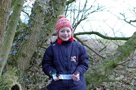 Stolz wie Oskar: Julia hat beim Klettern im Baum den »Schatz« entdeckt. Die Erwachsenen wollten schon aufgeben. »Gut, dass Ihr ein Kind dabeihabt, oder?«, sagt sie. Foto: KARL ERHARD VÖGELE 