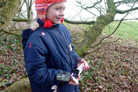 Mit dem gefundenen »Cache« gibt es ein Erinnerungsfoto. Foto: KARL ERHARD VÖGELE 