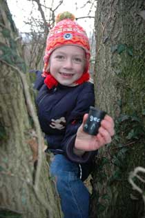 »Geocache – kein Müll« steht auf der Filmdose: Julia (6) zeigt stolz den »Schatz«, den sie mit GPS und kindlichem Instinkt in einem Baum oberhalb des Brodtener Steilufers entdeckt hat. Zur Erinnerung wird ein Foto gemacht, dann kommt die Dose, getarnt mit einem Stein, wieder an ihren Platz. Für die nächsten Schatzjäger. Foto: HN 
