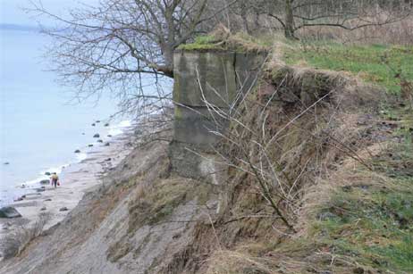 Vermutliche Reste ehemaliger Anlagen aus dem Zweiten Weltkrieg hängend drohend über dem Brodtener Steilufer. Die ständige Erosion wird auch diesen großen Betonbrocken alsbald nach unten sausen lassen. Es ist nicht ausgeschlossen, dass durch solche Vorgänge immer wieder Munition freigelegt wird. Foto: KARL ERHARD VÖGELE