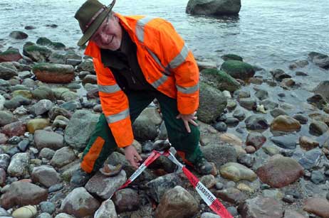 Hans Georg Erdmann von Stadtgrün Lübeck zeigt eine seiner heutigen Fundstellen. Foto: KARL ERHARD VÖGELE