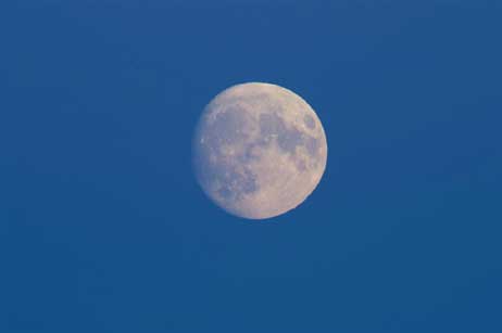 Der Mond voll erleuchtet von den Strahlen der Sonne. Foto: KARL ERHARD VÖGELE