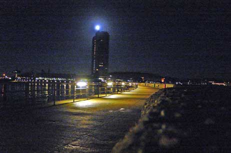 Der Mond über dem Maritim von der Mole aus gesehen heute Morgen. Foto: KARL ERHARD VÖGELE