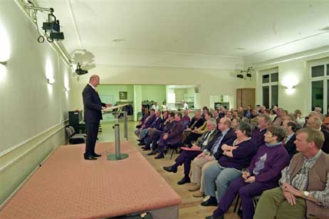 Ortsrats-Gäste und Medienvertreter freuten sich über nicht zu lange, launige Reden. Anschließend spendierte der Ortsrat Getränke und Schnittchen. Foto: KARL ERHARD VÖGELE