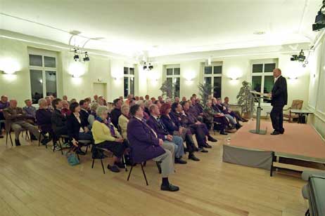 Gäste im großen Saal des Gesellschaftshauses. Foto: KARL ERHARD VÖGELE