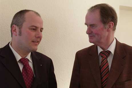 Kurdirektor Uwe Kirchhoff (links) im Gespräch mit dem Vorsitzenden des Ausschusses für den Kurbetrieb Travemünde, Klaus Petersen vor der Sitzung. Foto: KARL ERHARD VÖGELE