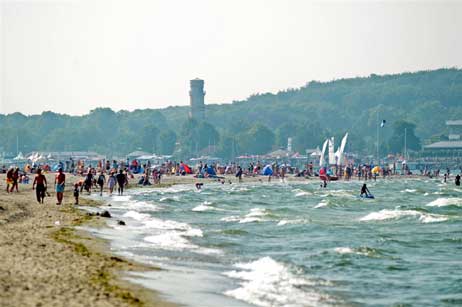 Aktiv die Gesundheit gestalten in der Familie oder mit Freunden an einem der wunderbaren Strände von Travemünde. Der Badestrand auf dem Priwall. Foto: KARL ERHARD VÖGELE