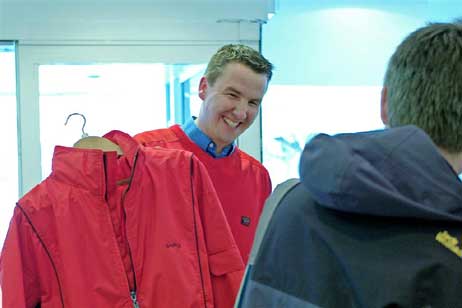 Die »boutique m + m« ist auch bekannt für ihre tollen Jacken. Lars Matzen zeigt eine davon. Foto: KARL ERHARD VÖGELE