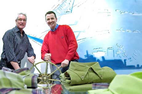 Stoßen mittwoch mit ihren Kunden an: Georg Truskawa und Lars Matzen. Foto: KARL ERHARD VÖGELE