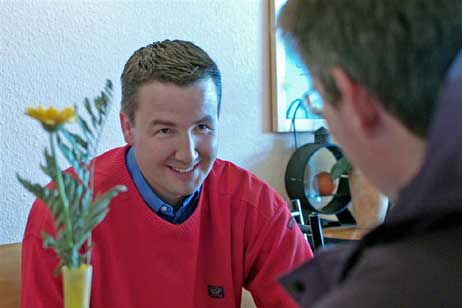 Im Modegeschmack gar nicht weit auseinander: TA-Chefredakteur Helge Normann (rechts) im Gespräch mit Kaufhaus-Chef Lars Matzen (links). Foto: KARL ERHARD VÖGELE