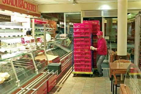 In den roten Körbchen werden Brötchen und Brote transportiert. Foto: KARL ERHARD VÖGELE