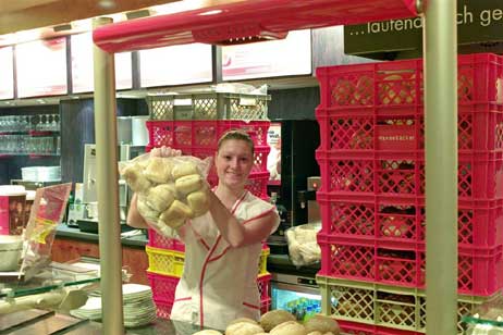 Filiale am Bahnhof: So früh und schon so gut drauf! Foto: KARL ERHARD VÖGELE