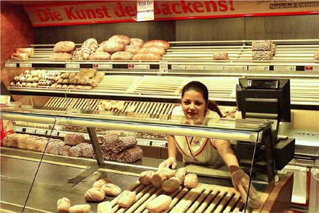 Filiale am Bahnhof: flink aber umsichtig wird eingeräumt. Bald reichen die Verkäuferinnen freundlich lächelnd Brötchen, Brot und Kuchen über die Theke. Foto: KARL ERHARD VÖGELE