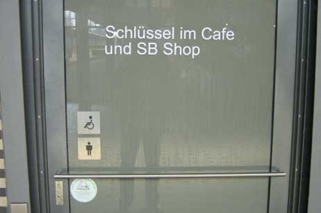 Heute standen die Toiletten trotz des Hinweisschildes offen. Foto: WOLFGANG MOEBIUS