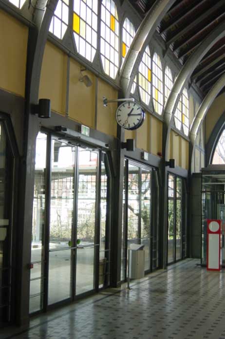 Die neue Uhr im Strandbahnhof Travemünde. Foto: WOLFGANG MOEBIUS