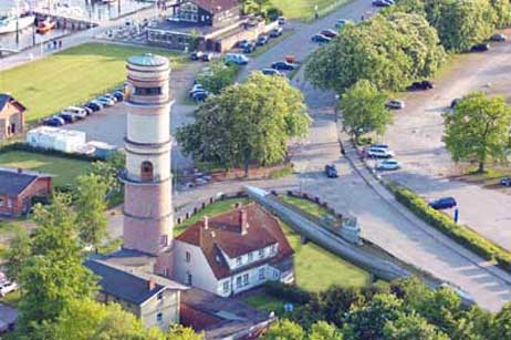 Auf dem freien Rasenstück vor dem Alten Leuchtturm soll ein technisches U-Boot-Museum entstehen. Foto/Montage: U-BOOT TRAVEMÜNDE LTD. 
