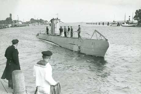 Während des Krieges gehörten U-Boote in Travemünde zum normalen Bild. Hier die erste U-Boot-Flottille in Travemünde vor 1939. Im Hintergrund links ist gut der Alte Leuchtturm zu sehen. Das Maritim wurde erst Anfang der siebziger Jahre des vergangenen Jahrhunderts gebaut. Jetzt taucht in Travemünde wieder ein U-Boot auf. Touristiker begrüßen das Projekt, das allerdings nicht ganz unumstritten ist. Foto: ARCHIV TRAVEMUENDE-AKTUELL 