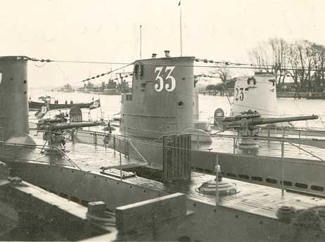 Travemünde war auch mal U-Boot-Hafen. Auch daran soll das neue Technische U-Boot-Museum am Alten Leuchtturm erinnern. Hier eine historische Aufnahme von U-Booten im Hafen von Travemünde im Jahre 1938. Foto: ARCHIV TRAVEMUENDE AKTUELL 