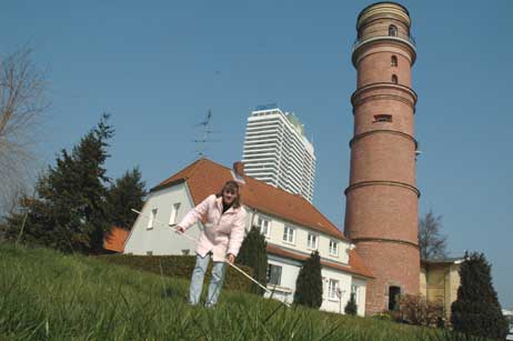 Anhand der Pläne des Wiener Investors lässt sich gut nachvollziehen, wo das U-Boot liegen wird. Leuchtturm-Pächterin Claudia Schmäing hofft mit der neuen Attraktion auf zusätzliche Gäste für Travemünde und für den Alten Leuchtturm. Sie will Kombi-Tickets für Leuchtturm- und U-Boot anbieten. Foto: RD 