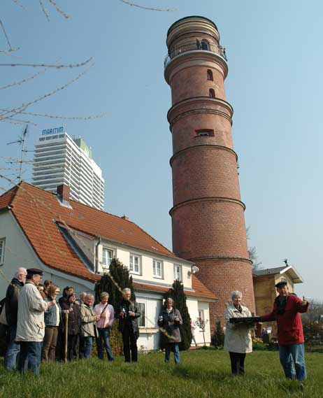 Anstoßen auf den ersten Spatenstich, alles stand schon bereit. Dann kam der Mann mit dem schwarzen Koffer... Foto: RD