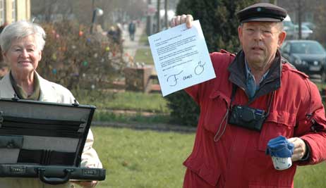 Karl Erhard Vögele präsentierte die Originaldokumente, verlas dann laut das Statement aus Österreich: Alles aus! Foto: RD