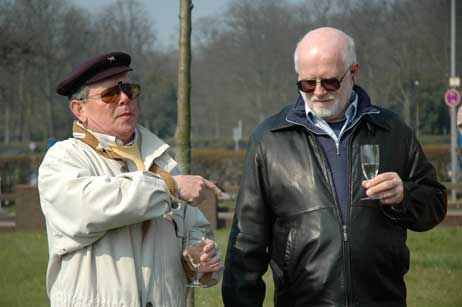 »Kein U-Boot?«. Die Travemünder Honoratioren Rudi Lichtenhagen und Jörg Fouquet fanden aber, da müsse schon was auf den Rasen vor dem Leuchtturm. Doch auch Travemündes härteste Reporter konnten aus den beiden nichts herausbekommen. Foto: RD