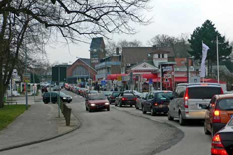 Das kennen wir: Staus machen stundenlang Travemünde dicht. Foto: KARL ERHARD VÖGELE