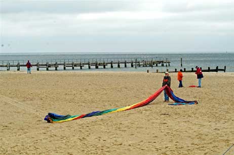 Die Walze wird am Strand aufgezogen. Foto: KARL ERHARD VÖGELE