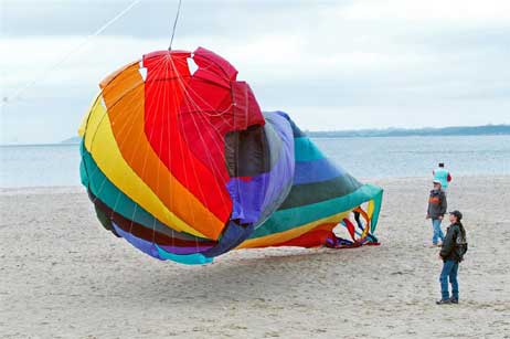 Das drachengerechte windorientierte Positionieren der Walze und der aufkommende Wind reichen aus, um das fast 30m lange Fluggerät vom Boden abzuheben. Foto: KARL ERHARD VÖGELE