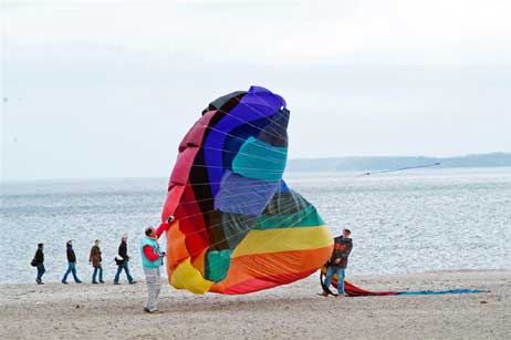 Immer wieder flaut der Wind ab und eine erneute Starthilfe wird nötig. Foto: KARL ERHARD VÖGELE