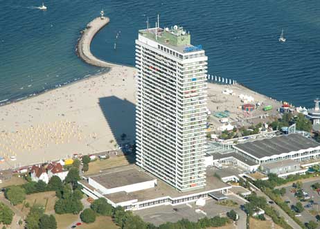 Das Maritim Strandhotel Travemünde wurde Anfang der 70er Jahre gebaut. Rechts daneben das seit Jahren stillgelegte Schwimmbad »Aqua-Top«. Foto: ARCHIV TRAVEMUENDE AKTUELL