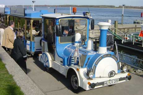 Die Bimmelbahn »Trave-Express« fährt über die Travepromande. Foto: WOLFGANG MOEBIUS