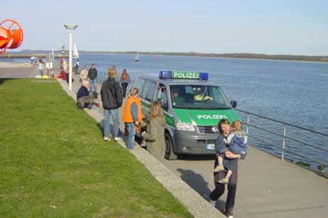 Auch die Polizei nutzt den Weg über die Travepromenade. Foto: WOLFGANG MOEBIUS 