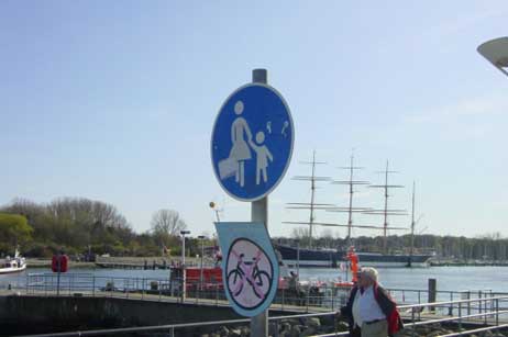 Das Verkehrszeichen weist eindeutig darauf hin, dass es sich bei der Travepromenade um einen Fußweg handelt. Foto: WOLFGANG MOEBIUS 