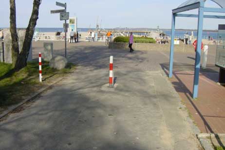 Der Grund für die Nutzung der Travepromenade: Ein Pfosten in der Ausfahrt von der Strandpromenade. Foto: WOLFGANG MOEBIUS 