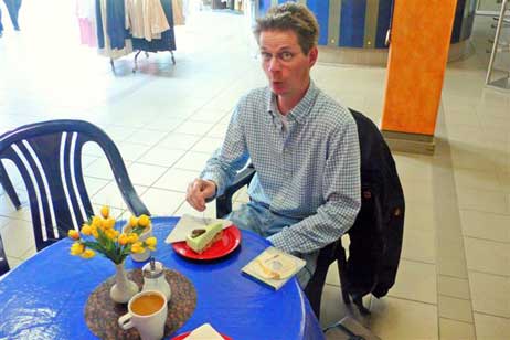 Pflicht ist Pflicht: TA-Chefredakteur Helge Normann verköstigte natürlich die Nymphen-Torte. Testergebnis: Unbedingt probieren! Foto: KARL ERHARD VÖGELE 