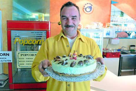 Bernd mit vollständiger Nymphen-Torte. Das blieb nicht lange so. Foto: KARL ERHARD VÖGELE 
