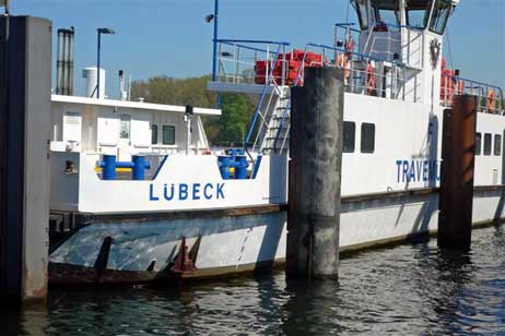 Die Priwallfähre »Travemünde« zeigt unter dem Namenszug Lübeck Spuren der Berührung. Foto: KARL ERHARD VÖGELE