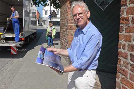 Verleger Wolfgang Moebius ist zufrieden mit der 1. Ausgabe. Foto: KARL ERHARD VÖGELE 