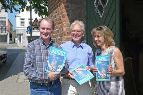 Klaus Petersen (links), hier mit Verleger Wolfgang Moebius und Geschäftsführerin Petra Lage, ist der erste Leser von »Travemünde Aktuell«. Foto: KARL ERHARD VÖGELE 