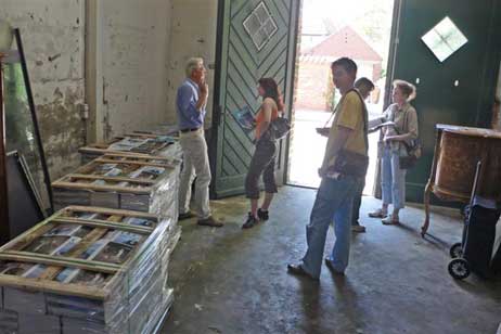 Die Paletten sind da, jetzt müssen 15.000 Magazine verteilt werden. Foto: KARL ERHARD VÖGELE 
